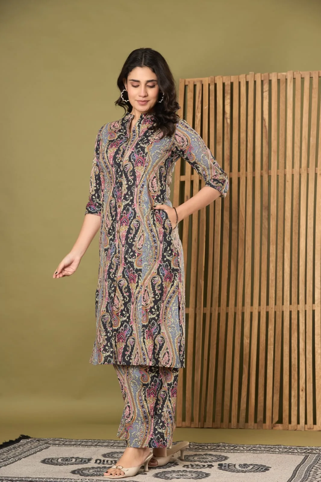 The Kurti Shop Women's Paisley Printed Cotton Straight Kurti with Palazzo/Pant Set view 2