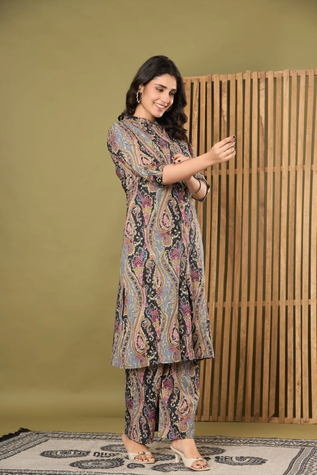The Kurti Shop Women's Paisley Printed Cotton Straight Kurti with Palazzo/Pant Set view 4